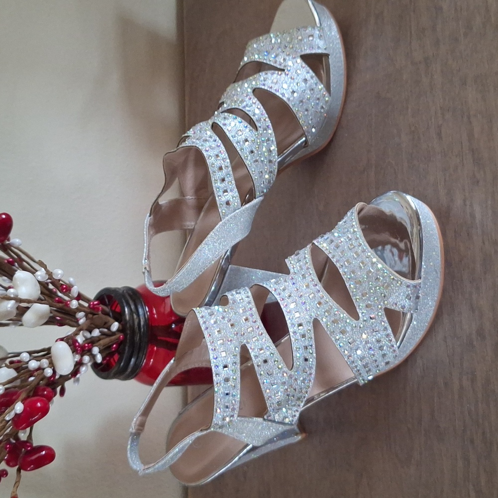 NWT Elegant Silver Strappy Women's Shoes Size 10 - Picture 4 of 16
